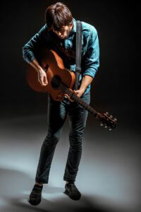 persona tocando instrumento