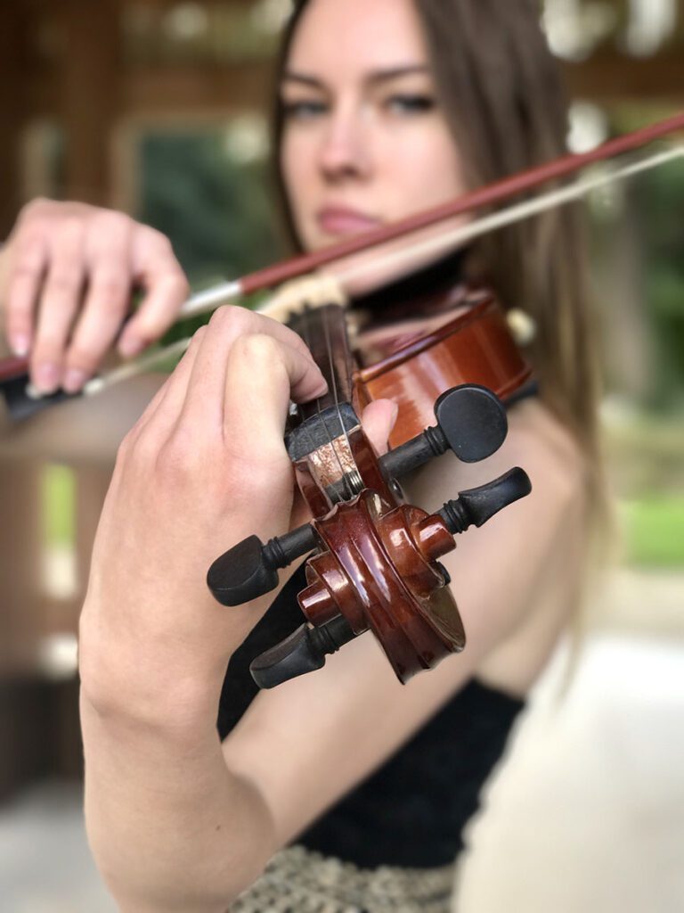 mujer tocando violin
